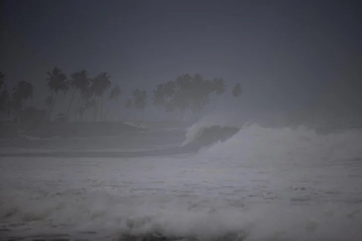  NAGUA (REPÚBLICA DOMINICANA), 17/08/2025.- Fotografía que muestra el oleaje del mar este domingo, en Nagua (República Dominicana). EFE/ Orlando Barría