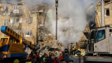Rusia lanza ataques masivos con misiles y drones contra la capital de Ucrania que dejan al menos 21 muertos