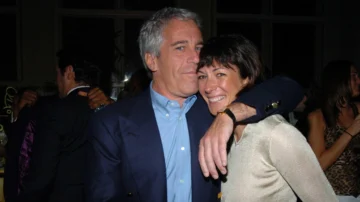 El polémico traslado a una nueva cárcel de Ghislaine Maxwell, la expareja de Jeffrey Epstein que cumple condena en EE.UU. por tráfico sexual de menores El polémico traslado a una nueva cárcel de Ghislaine Maxwell, la expareja de Jeffrey Epstein que cumple condena en EE.UU. por tráfico sexual de menores