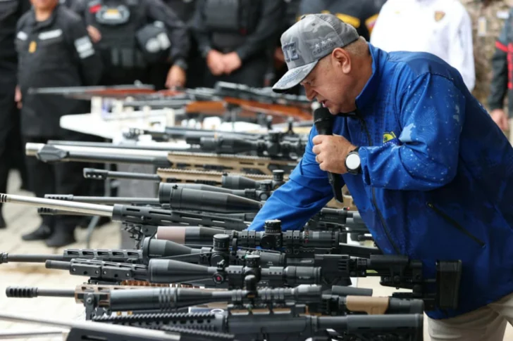  El ministro Diosdado Cabello mostrando armas durante una declaración este martes, en Caracas (Venezuela). EFE/ Ministerio de Interior Justicia y Paz de Venezuela /