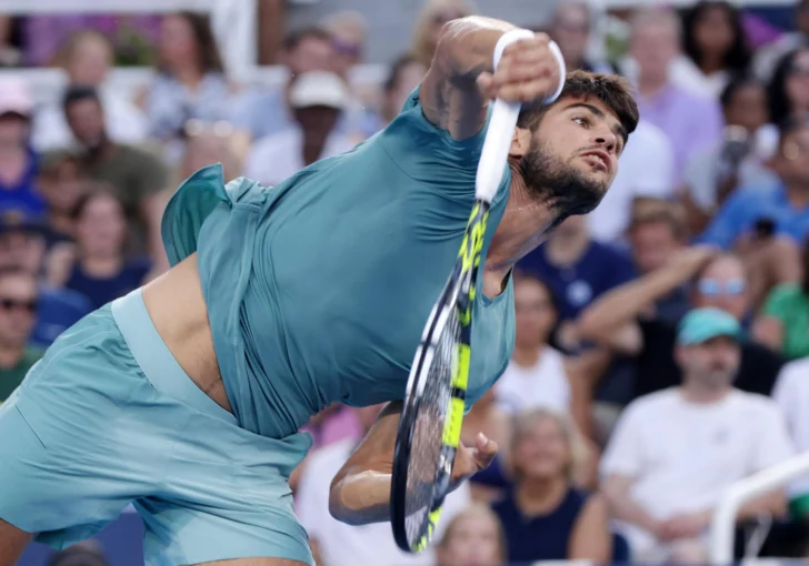  MASON, 17/08/2025.- El tenista español Carlos Alcaraz devuelve la bola al alemán Alexander Zverev durante la semifinal del torneo de Cincinnati en Mason, Ohio, Estados Unidos. EFE/Mark Lyons