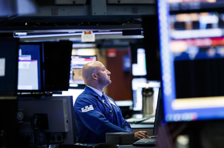 Wall Street cierra mixto casi estable con la mira en política monetaria de EEUU