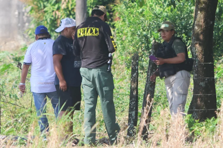  ENTRE RÍOS (BOLIVIA), 17/08/2025.- Integrantes de la Policía de Bolivia investigan una explosión de dinamita cerca del lugar donde el candidato de alianza Popular, Andrónico Rodríguez, votará en las elecciones generales este domingo, en Entre Ríos (Bolivia). EFE/ Juan Carlos Torrejón