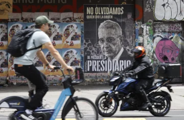 Imagen en contra del expresidente Álvaro Uribe. El abogado Jaime Granados, que lidera el equipo de defensa del expresidente colombiano, aseguró que el 11 de agosto apelará la sentencia impuesta a este por los delitos de soborno en actuación penal y fraude procesal. EFE/ Mauricio Dueñas Castañeda