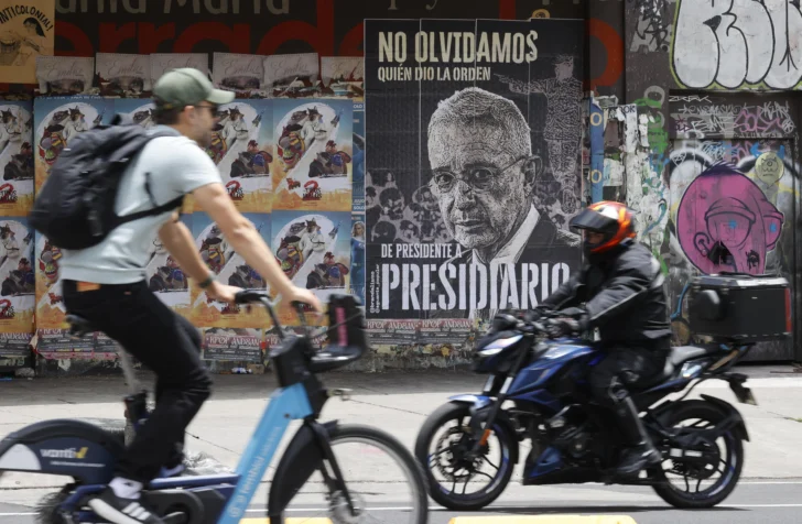  Imagen en contra del expresidente Álvaro Uribe. El abogado Jaime Granados, que lidera el equipo de defensa del expresidente colombiano, aseguró que el 11 de agosto apelará la sentencia impuesta a este por los delitos de soborno en actuación penal y fraude procesal. EFE/ Mauricio Dueñas Castañeda