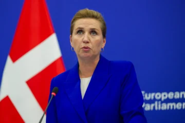  La primera ministra danesa, Mette Frederiksen, el 8 de julio de 2025. Dinamarca ostenta la Presidencia del Consejo de la Unión Europea hasta el 31 de diciembre de 2025 por octava vez en su historia. (Foto de Jean-Christophe VERHAEGEN / AFP)
