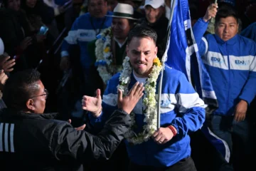  El candidato presidencial del Movimiento Al Socialismo (MAS) de Bolivia, Eduardo del Castillo, saluda a un simpatizante durante un mitin en El Alto, Bolivia, el 25 de julio de 2025. Bolivia celebrará elecciones presidenciales el 17 de agosto. (Foto de AIZAR RALDES / AFP)