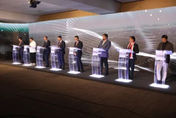  Los candidatos presidenciales de Bolivia, Manfred Reyes Villa (Autonomía Para Bolivia-Súmate, APB), Jhonny Fernández (Unidad Cívica Solidaria, UCS), Jorge Quiroga Ramírez (Alianza Libre), Eduardo del Castillo (Movimiento al Socialismo, MAS), Rodrigo Paz (Demócrata Cristiana), Samuel Doria Medina (Alianza Unidad), Pavel Aracena (Alianza Libertad y Progreso) y Andrónico Rodríguez (Alianza Popular), participan en el debate presidencial organizado por el Tribunal Supremo Electoral (TSE) en Santa Cruz, Bolivia, el 1 de agosto de 2025. Bolivia celebrará elecciones presidenciales el 17 de agosto. (Foto: Juan Carlos TORREJON y Juan Carlos TORREJON / POOL / AFP)