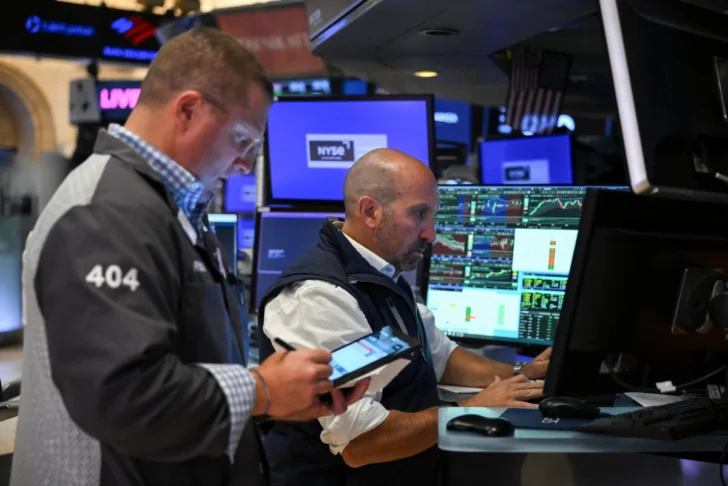 Wall Street cierra con tendencia mixta tras nuevas tasas de EEUU