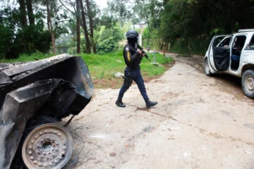  Agentes de la policía haitiana patrullan en Kenscoff, un suburbio de Puerto Príncipe, el 7 de agosto de 2025. (Photo by Clarens SIFFROY / AFP)