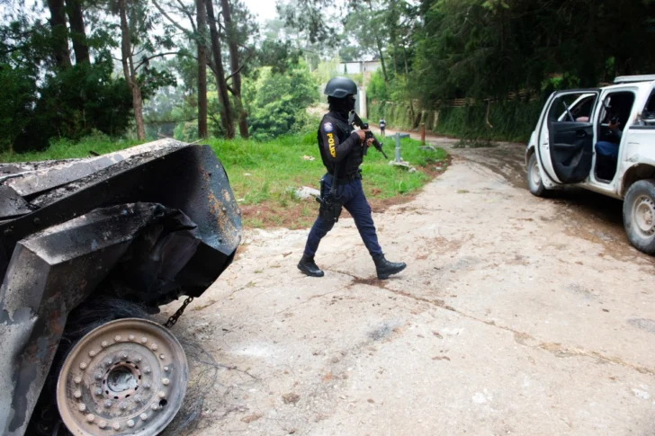  Agentes de la policía haitiana patrullan en Kenscoff, un suburbio de Puerto Príncipe, el 7 de agosto de 2025. (Photo by Clarens SIFFROY / AFP)