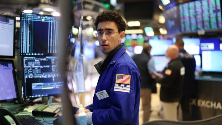 Wall Street cierra a la baja expectante ante reunión de banqueros centrales