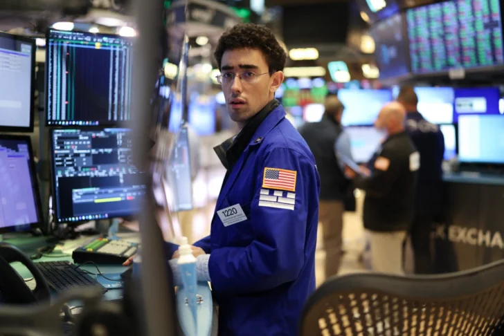 Wall Street cierra a la baja expectante ante reunión de banqueros centrales