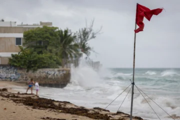 Huracán Erin, degradado este domingo a categoría 3, azota el Caribe con lluvias