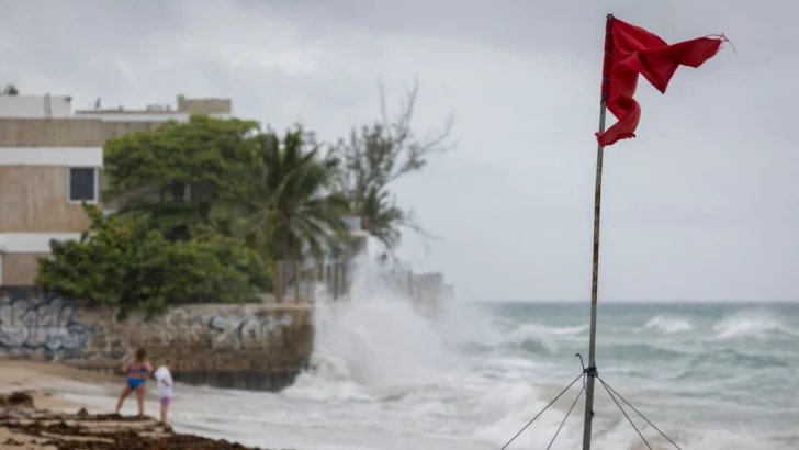 Huracán Erin, degradado a categoría 3, azota el Caribe con lluvias