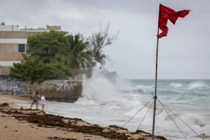Huracán Erin, degradado este domingo a categoría 3, azota el Caribe con lluvias