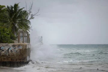 Huracán Erin se aleja de Puerto Rico e Islas Vírgenes que reabren sus puertos