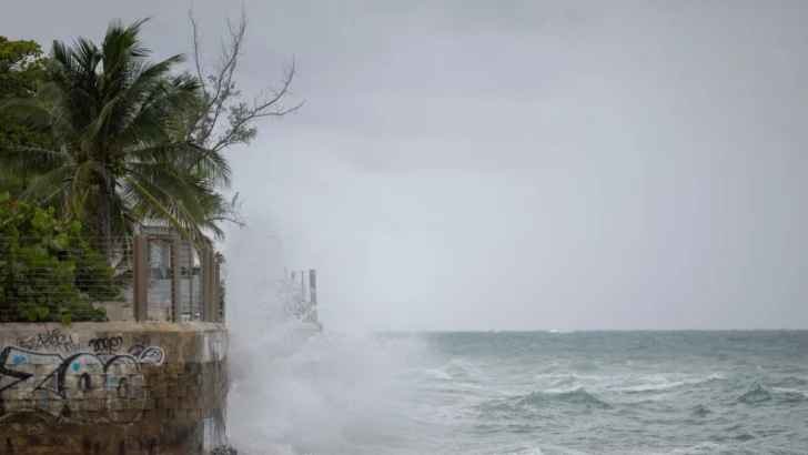 Huracán Erin se aleja de Puerto Rico e Islas Vírgenes que reabren sus puertos