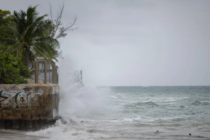 Huracán Erin se aleja de Puerto Rico e Islas Vírgenes que reabren sus puertos