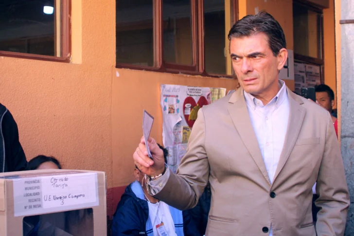  El candidato presidencial de Bolivia por el Partido Demócrata Cristiano (PDC), Rodrigo Paz, vota en un colegio electoral durante las elecciones presidenciales en Tarija, departamento de Tarija, Bolivia, el 17 de agosto de 2025. Los bolivianos acudieron a las urnas el domingo para unas elecciones marcadas por una profunda crisis económica que ha visto a la izquierda colapsar y a la derecha aspirar a su primera oportunidad de poder en 20 años. (Foto de Marcelo GOMEZ / AFP)