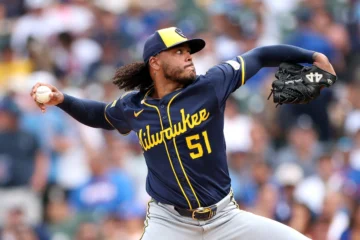 Freddy Peralta somete a Chicago y Milwaukee vuelve a encenderse en Grandes Ligas Freddy Peralta somete a Chicago y Milwaukee vuelve a encenderse en Grandes Ligas