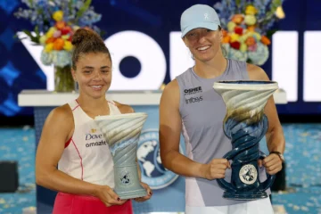  MASON, OHIO - 18 DE AGOSTO: Jasmine Paolini, de Italia, e Iga Swiatek, de Polonia, posan con su Copa Rookwood tras su partido de la final femenina del Abierto de Cincinnati en el Lindner Family Tennis Center el 18 de agosto de 2025 en Mason, Ohio. Matthew Stockman/Getty Images/AFP (Foto de MATTHEW STOCKMAN / GETTY IMAGES NORTH AMERICA / Getty Images vía AFP)