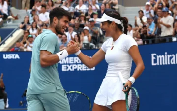 Alcaraz y Raducanu debutan con risas y derrota en estelares dobles