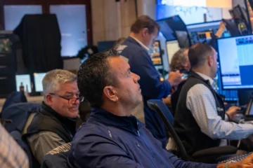 Wall Street cae, con la mirada en los resultados de Nvidia