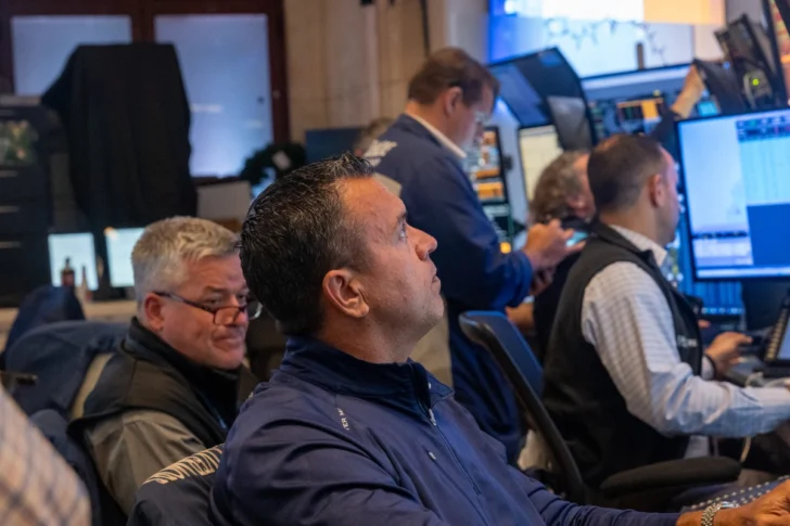 Wall Street cae, con la mirada en los resultados de Nvidia
