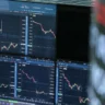 Wall Street cierra al alza sin reflejar los ataques de Trump a la Fed