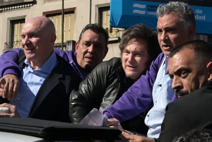 Milei atacado con piedras tras ser señalado de corrupto