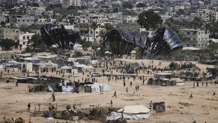 Se reanudan los lanzamientos aéreos de ayuda en Gaza a pesar del riesgo de lesiones