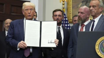 Trump firma orden que impone nuevos aranceles a varios socios comerciales Trump firma orden que impone nuevos aranceles a varios socios comerciales