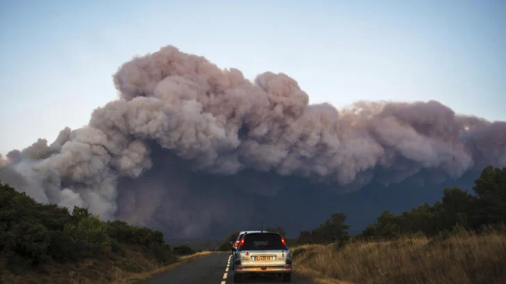 Francia lucha contra el peor incendio forestal en años; España evacúa un poblado ante avance de las llamas