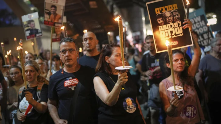 Israel: familias de rehenes denuncian el 'sacrificio' de sus seres queridos en mega manifestación