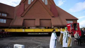 Suecia: Mudan sobre ruedas una histórica iglesia para ampliar una mina