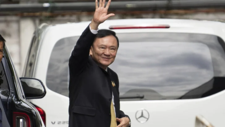 Tailandia: el ex primer ministro Thaksin Shinawatra absuelto del delito de lesa majestad