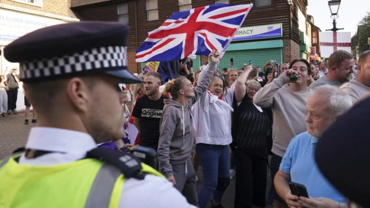 Londres anuncia reforma del tratamiento del asilo en medio de manifestaciones antiinmigración