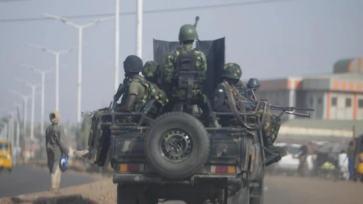 Fuerza Aérea de Nigeria lanza ataques de precisión contra red criminal y libera a 76 secuestrados