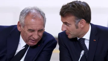 Macron da su completo apoyo al primer ministro Bayrou, de cara a la moción de confianza