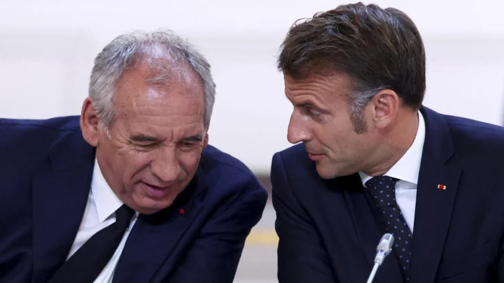 Macron da su completo apoyo al primer ministro Bayrou, de cara a la moción de confianza