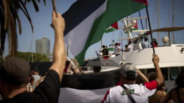 La flotilla de Greta Thunberg zarpa de Barcelona con ayuda para Gaza