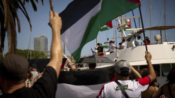 La flotilla de Greta Thunberg zarpa de Barcelona con ayuda para Gaza