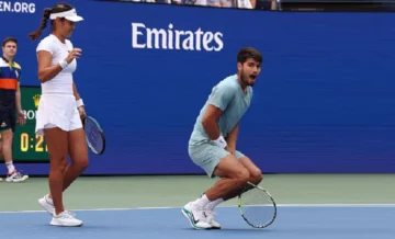 Alcaraz y Raducanu debutan con risas y derrota en estelares dobles