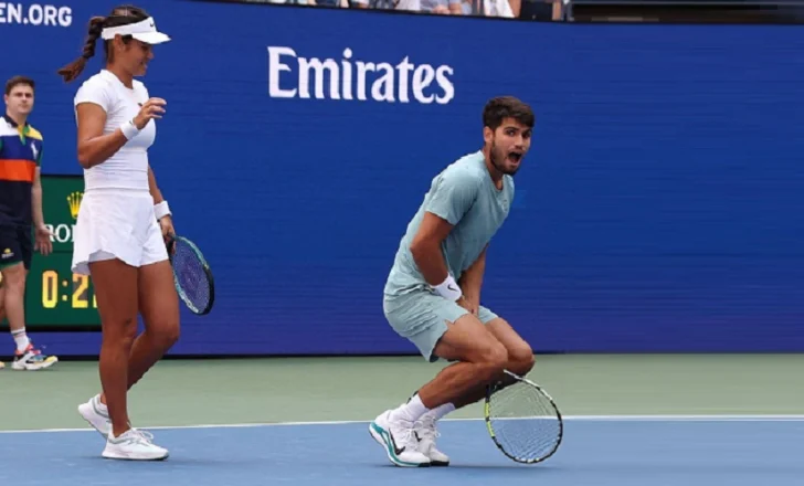Alcaraz y Raducanu debutan con risas y derrota en estelares dobles