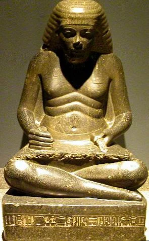  Amenhotep, escriba egipcio leyendo un rollo de papiro.