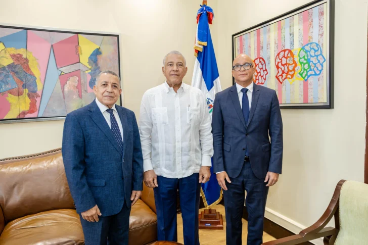 Andrés Bautista juramenta a Félix Reyna como director de la Diecom