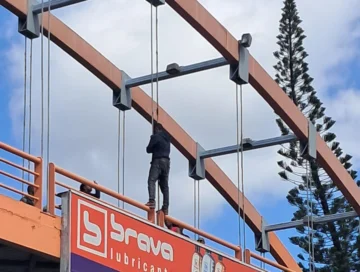 Autoridades rescatan hombre habría amenazado con lanzarse de puente peatonal