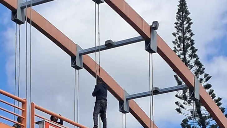 Autoridades rescatan hombre habría amenazado con lanzarse de puente peatonal