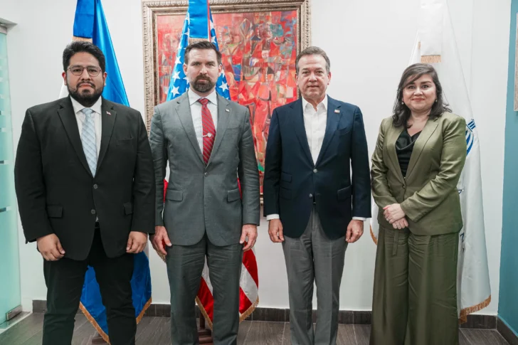 Delegación de Defensa de EE. UU.  intercambia perspectivas en materia de comercio con el país
